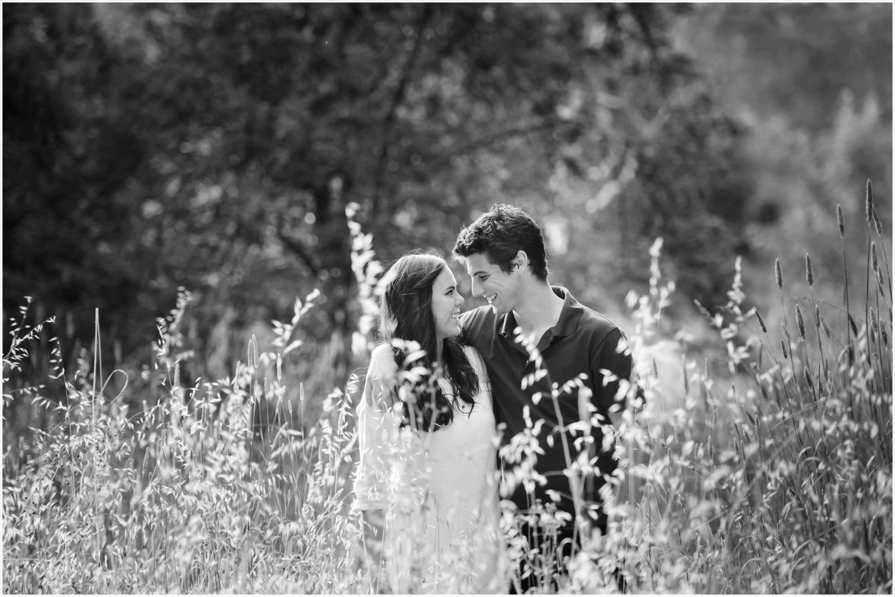 pastle-neutral-forest-couple-engagement-photos_0002
